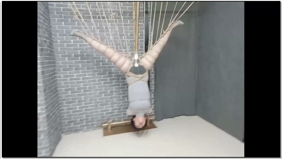 【飞天原创】柔柔双绳直臂捆绑，觉的不刺激，直接多绳直臂倒吊，在加个玩具，搞的她浑…