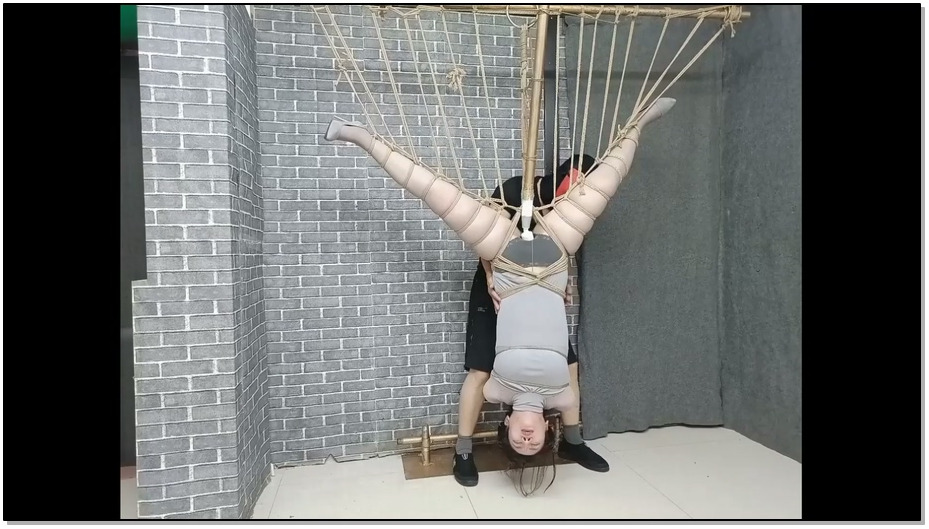 【飞天原创】柔柔双绳直臂捆绑，觉的不刺激，直接多绳直臂倒吊，在加个玩具，搞的她浑…