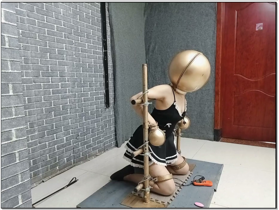 【飞天原创】新模艺涵从没接触过圈子,初次体验拘束架禁锢,没想到一禁锢上去，上下同时…