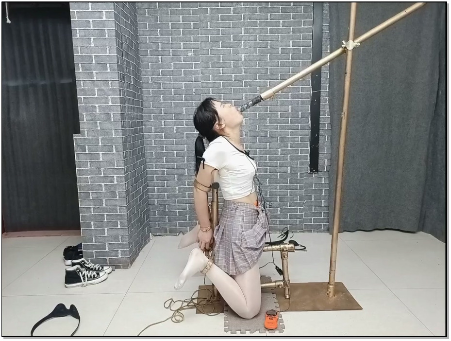 【飞天原创】艺涵日夜苦想的欧式风拘束k9架，不知不觉地被禁锢上去，一固定上去眼、嘴..