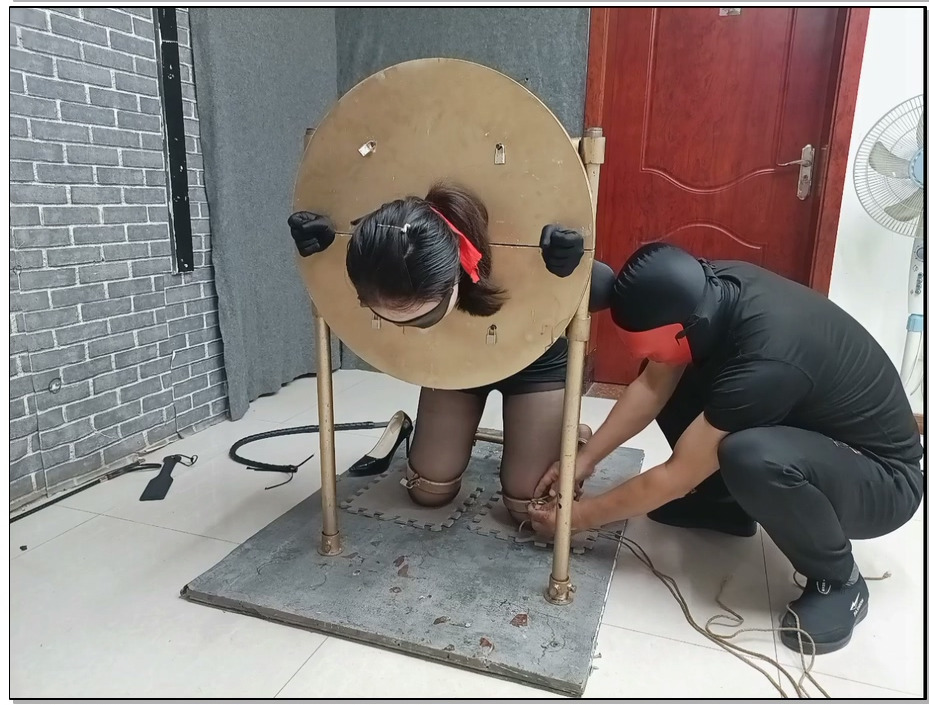 【飞天原创】柔柔奴鼻勾锁住鼻孔，大号口球堵嘴，园形木枷、拘束架严密禁锢，随边虐打..