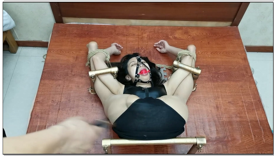 【飞天原创】云儿：hou gong铁架，史上最残暴、最严厉的刑架之一，云儿万般难受，只想…