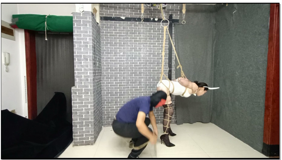 【飞天原创】柔柔兔女郎首次体验悬空6种变换吊缚动作,本工作室唯独柔柔能完成这些高难…