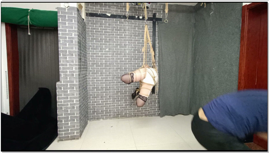 【飞天原创】柔柔兔女郎首次体验悬空6种变换吊缚动作,本工作室唯独柔柔能完成这些高难…