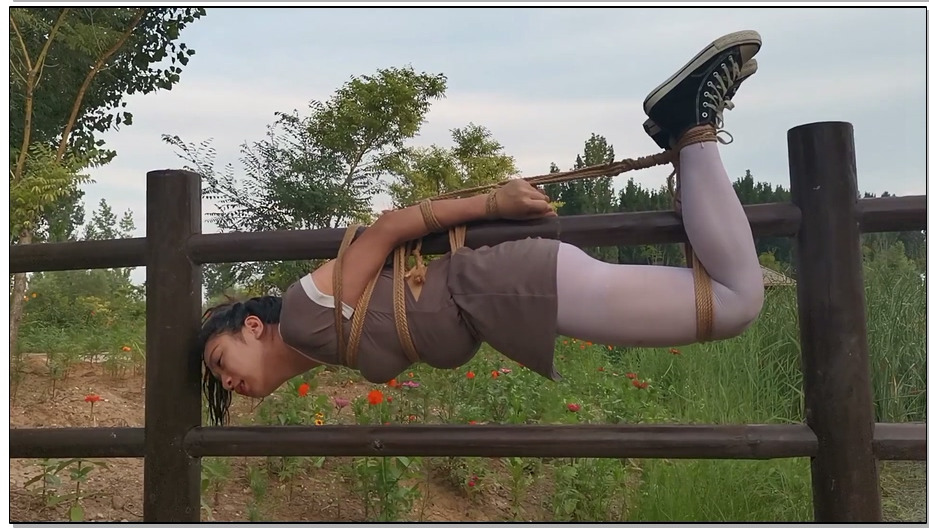 【飞天原创】云儿越玩越野,去小树林偷偷去约会，被主人发现,不客气地惩罚各种吊绑，倒…