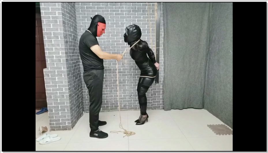 【飞天原创】柔柔皮衣高跟,丝袜堵嘴，皮帽全封,呼吸困难,双腿紧缚、黑带直臂紧缚高吊…