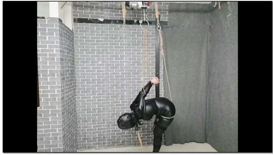 【飞天原创】柔柔皮衣高跟,丝袜堵嘴，皮帽全封,呼吸困难,双腿紧缚、黑带直臂紧缚高吊…