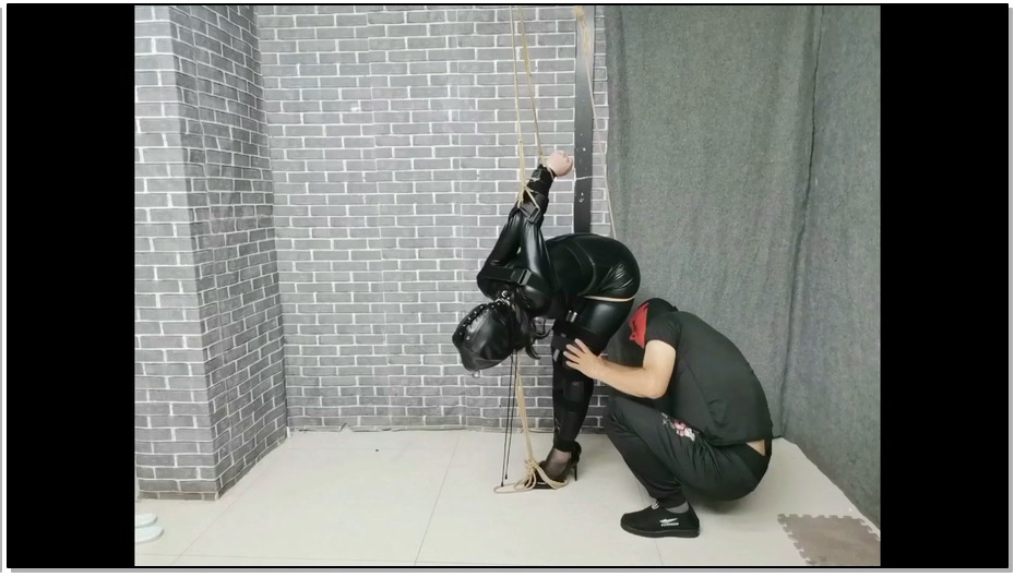 【飞天原创】柔柔皮衣高跟,丝袜堵嘴，皮帽全封,呼吸困难,双腿紧缚、黑带直臂紧缚高吊…