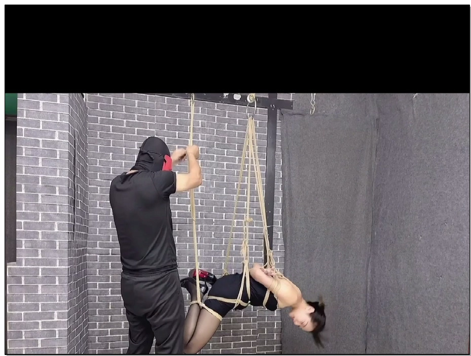 【飞天原创】云儿主人就喜欢虐自己的小奴，悬空倒吊变换各种姿势。主人抽绳子的快gan…