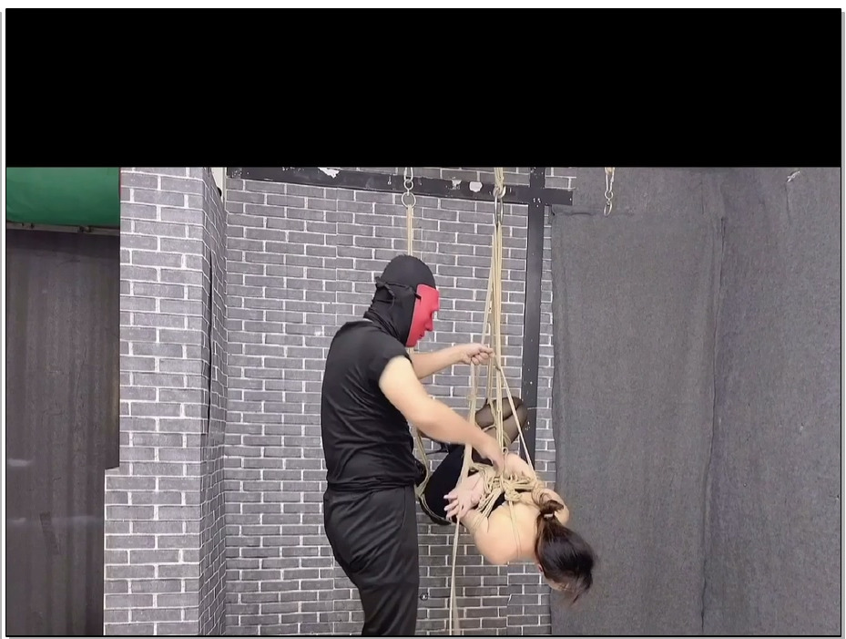 【飞天原创】云儿主人就喜欢虐自己的小奴，悬空倒吊变换各种姿势。主人抽绳子的快gan…