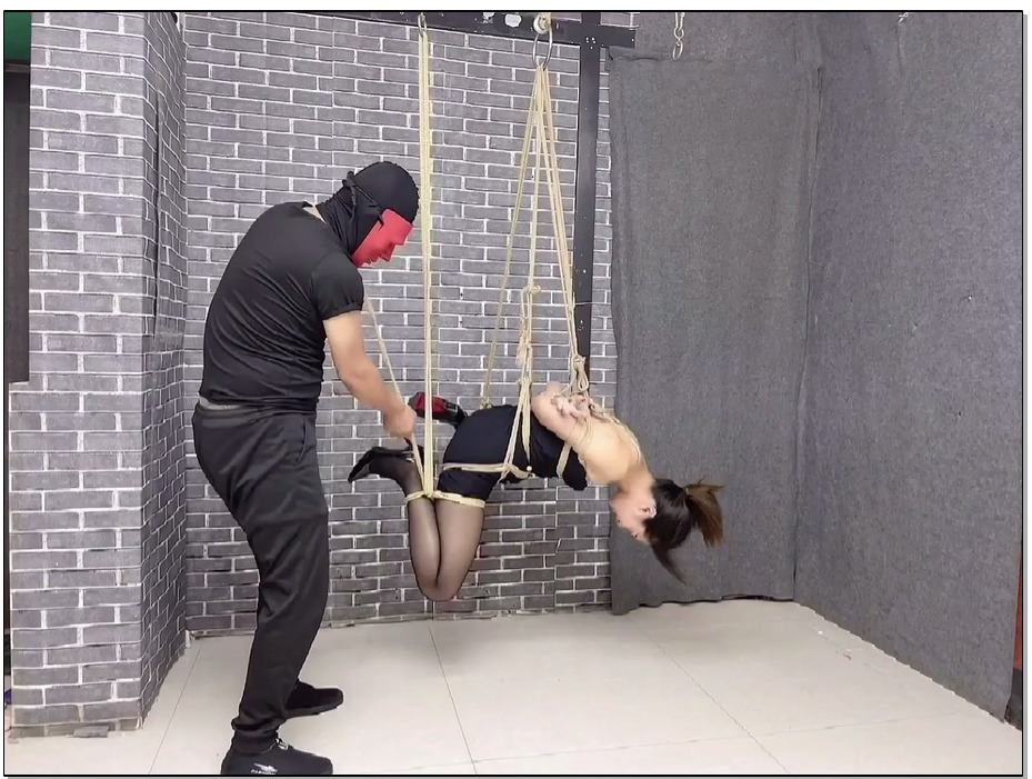 【飞天原创】云儿主人就喜欢虐自己的小奴，悬空倒吊变换各种姿势。主人抽绳子的快gan…