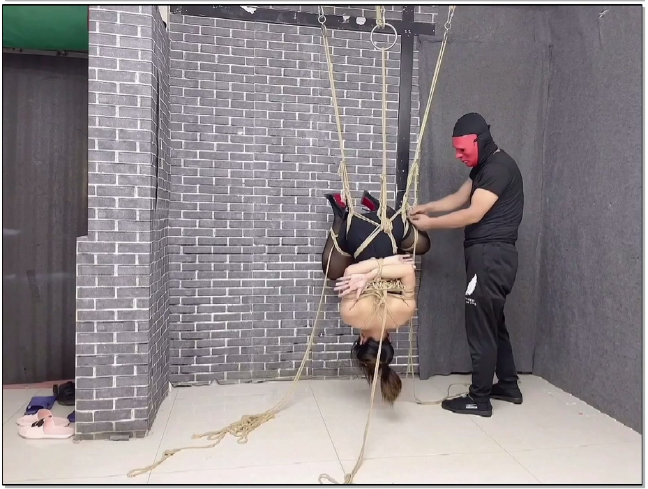 【飞天原创】云儿主人就喜欢虐自己的小奴，悬空倒吊变换各种姿势。主人抽绳子的快gan…