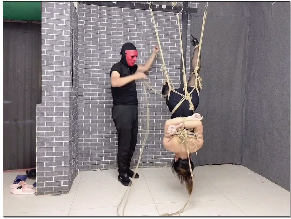 【飞天原创】云儿主人就喜欢虐自己的小奴，悬空倒吊变换各种姿势。主人抽绳子的快gan…