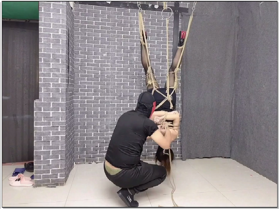 【飞天原创】云儿主人就喜欢虐自己的小奴，悬空倒吊变换各种姿势。主人抽绳子的快gan…