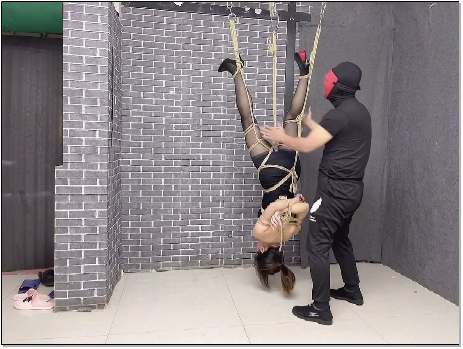 【飞天原创】云儿主人就喜欢虐自己的小奴，悬空倒吊变换各种姿势。主人抽绳子的快gan…