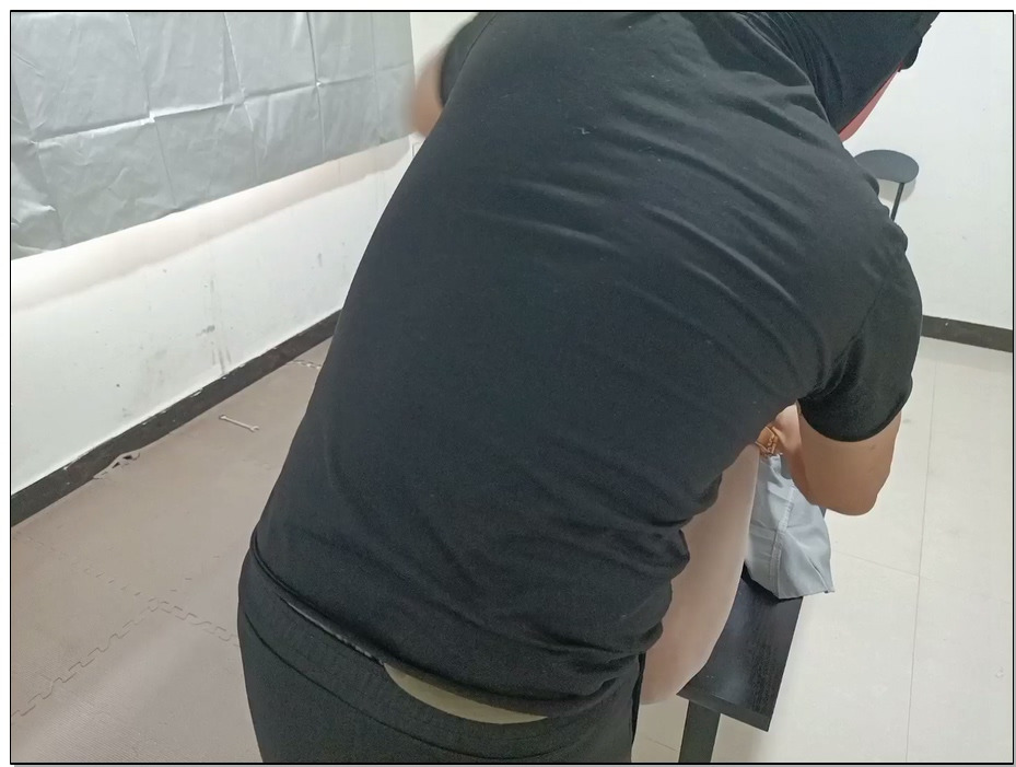 【飞天原创】天生贱奴易美在网上看到K9架,直接过来禁锢上去,多种电击,振动,双重伺候