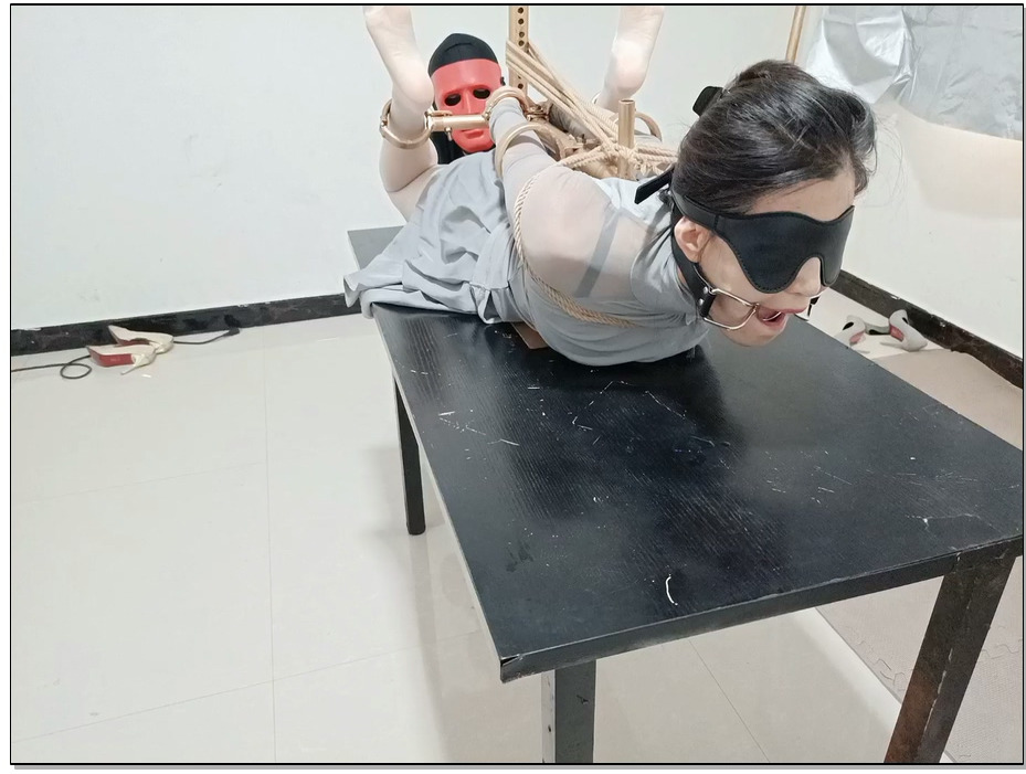 【飞天原创】天生贱奴易美在网上看到K9架,直接过来禁锢上去,多种电击,振动,双重伺候