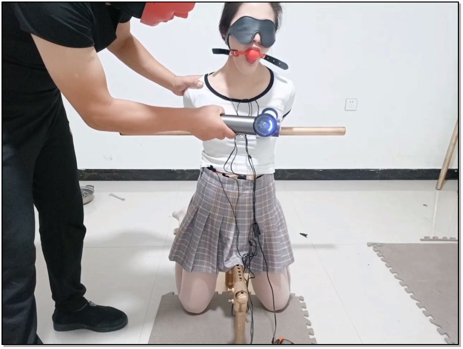 【飞天原创】天生贱奴易美一天一夜不停地调教,贞操带重型脚镣艰难行走,床上驷马