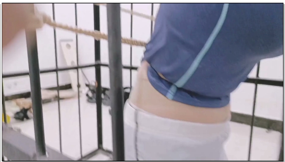 【飞天原创】同好看上了柔柔奴性及忍耐性，专程过来来约调、把她直臂G勾紧固在笼子里