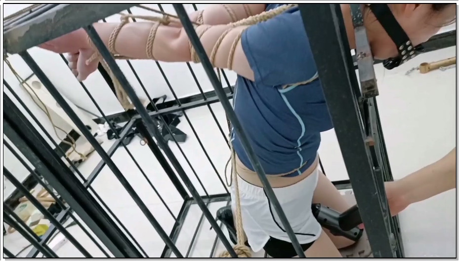 【飞天原创】同好看上了柔柔奴性及忍耐性，专程过来来约调、把她直臂G勾紧固在笼子里