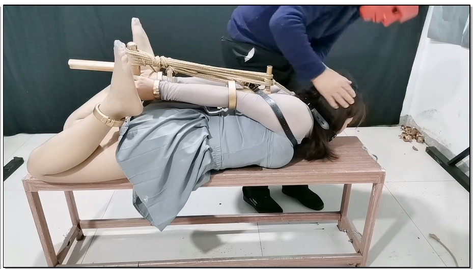 【飞天原创】玉仙儿看到冰凉的P机K9架，即想玩又害怕,最终经不起诱惑