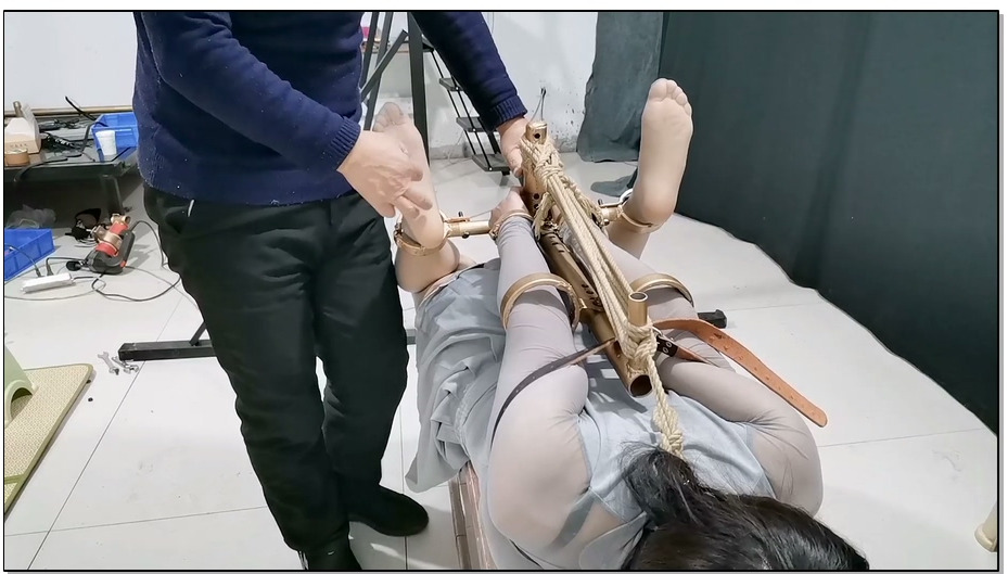 【飞天原创】玉仙儿看到冰凉的P机K9架，即想玩又害怕,最终经不起诱惑