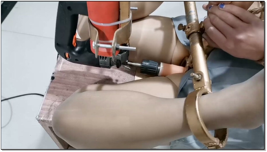 【飞天原创】玉仙儿看到冰凉的P机K9架，即想玩又害怕,最终经不起诱惑