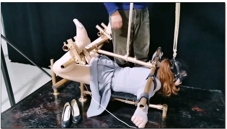 【飞天原创】为新奴梦涵精心设计一款多功能K9架,被禁锢上去后,强制电击、转动杠杆