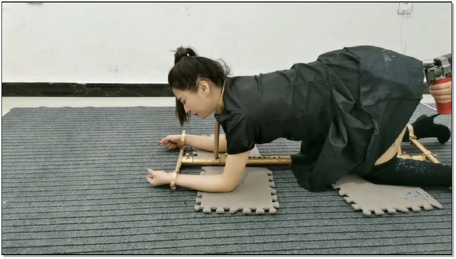 【飞天原创】雅思被袭击,强行禁锢在k9架跪爬器上,电击、滴腊、G勾、p击、一下子爽的乐