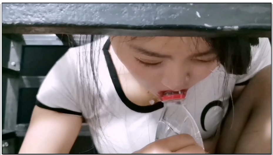 【飞天原创】玉仙儿不好好上学,去小树林玩傻,被蒙面人袭击,直接控制在袖珍铁笼里