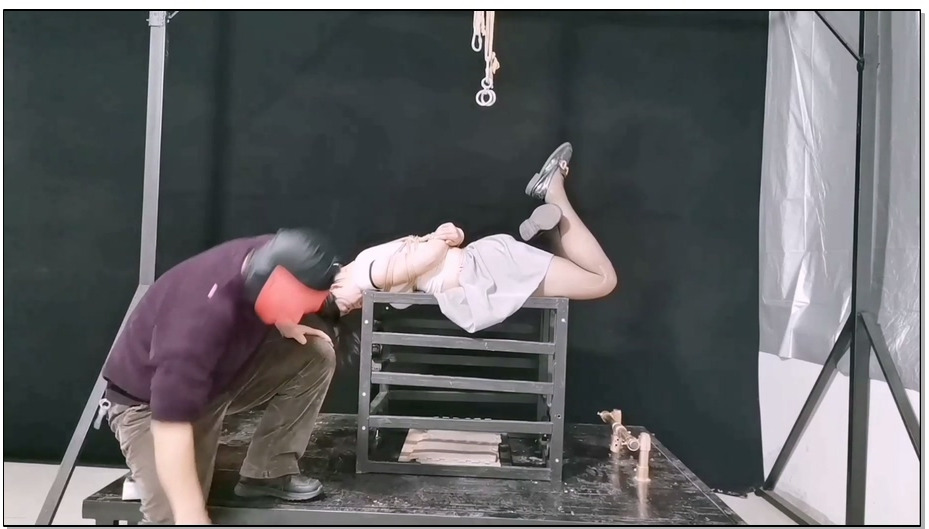 【飞天原创】玉仙儿不好好上学,去小树林玩傻,被蒙面人袭击,直接控制在袖珍铁笼里