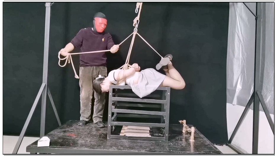 【飞天原创】玉仙儿不好好上学,去小树林玩傻,被蒙面人袭击,直接控制在袖珍铁笼里