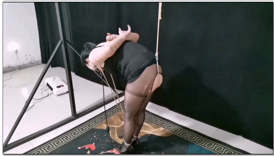 【飞天原创】雨菲奴细绳五花紧缚加气堵嘴，,GG高吊，下面疼痛难忍，不时地遭到鞭打