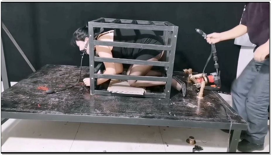 【飞天原创】雨菲奴细绳五花紧缚加气堵嘴，,GG高吊，下面疼痛难忍，不时地遭到鞭打