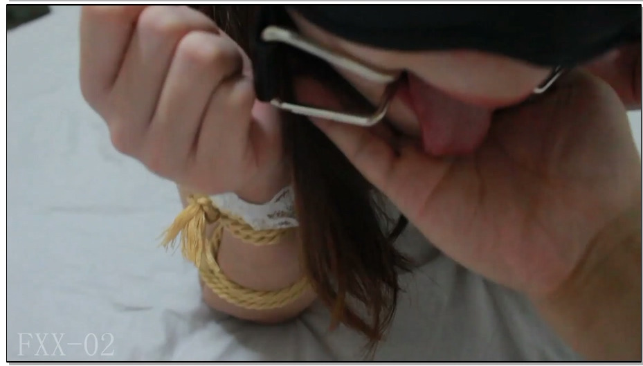 【FXX】凡小晓化身可爱女仆惨被玩弄，没钱买羞耻袜咱自己画，小样儿~训狗鞭伺候（FXX002）