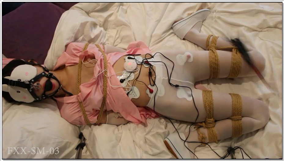 【FXX走绳这种酷刑】站着走是不是有点对酷刑二字不大尊重？跪下 眼泪 鼻涕 口水三管齐下