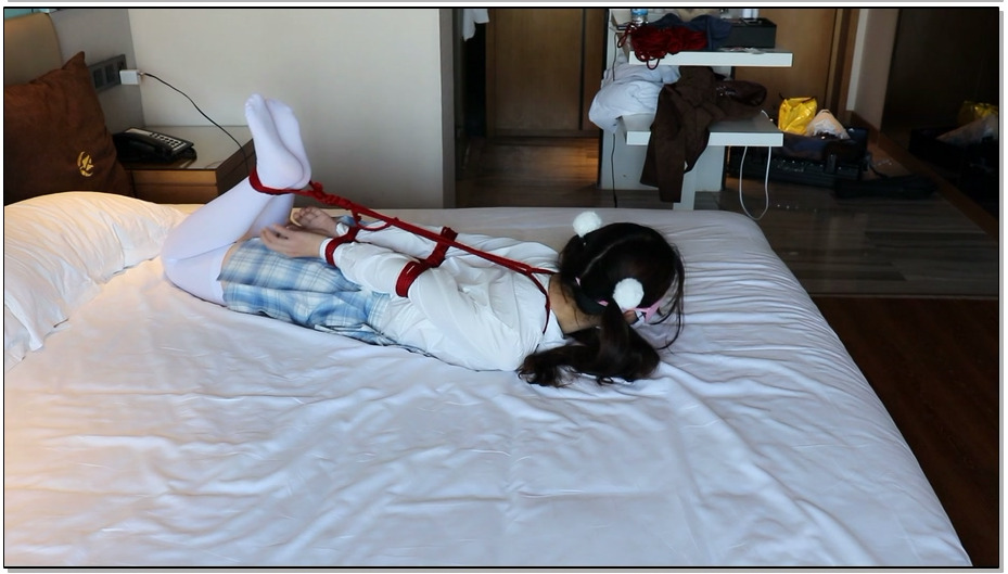 【咕咕精】小萝莉の紧缚实验室–驷马躜蹄 小萝莉的白丝嫩脚挣扎一次看个够