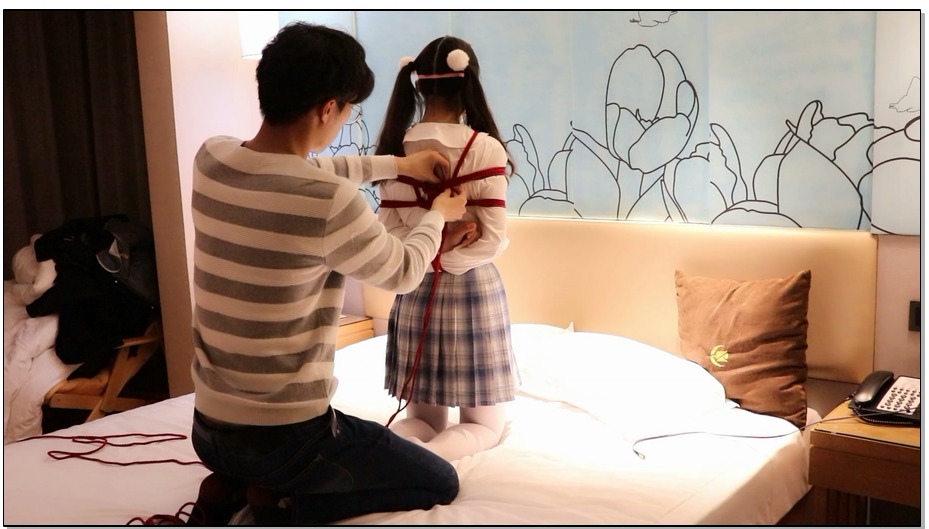 【咕咕精】小萝莉の紧缚实验室–海老缚 小萝莉的无助挣扎 白丝脚趾、小屁股无助扭动