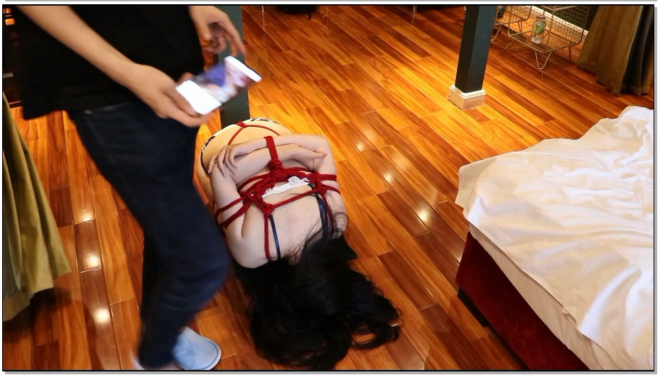 【咕咕精】大尺度系列，内衣美少女折腿跪立震动强高 股绳 TK 轻微虐腹调教