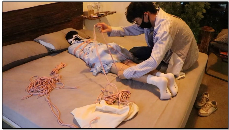 【咕咕精】茶茶的lolita寝缚放置TK虐足 各种道具挠脚心惩罚（有绑脚趾、脱袜）