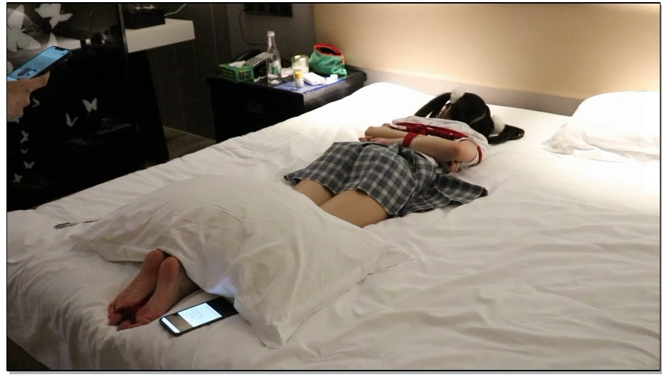 【咕咕精】茶茶の绝望足底TK体验！有什么比双马尾萝莉的嫩足在胯下扭动挣扎更诱人呢？