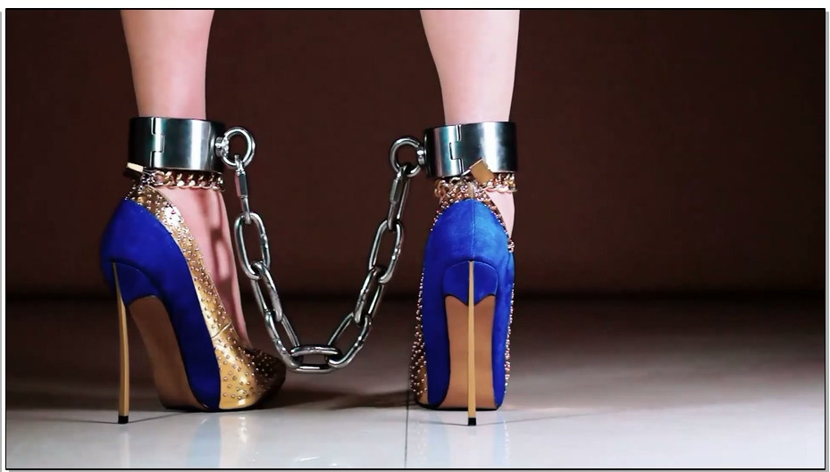 【高跟遇到跑步机】金属高跟 重镣虐足 重镣禁锢撒入豆子的13cm超高金属跟在跑步机上