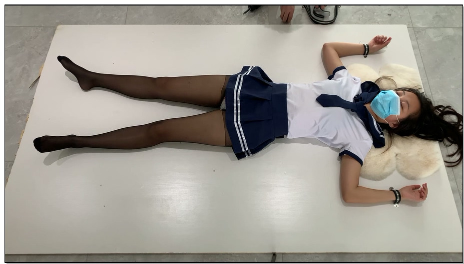 【涵涵特辑】涵涵学生装开档黑丝木板固定 GC 震动