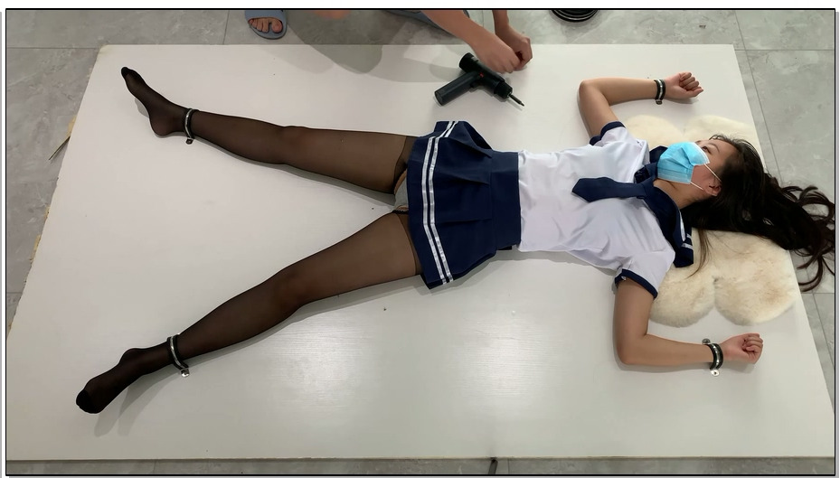 【涵涵特辑】涵涵学生装开档黑丝木板固定 GC 震动