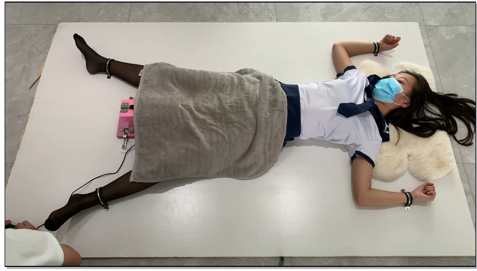 【涵涵特辑】涵涵学生装开档黑丝木板固定 GC 震动