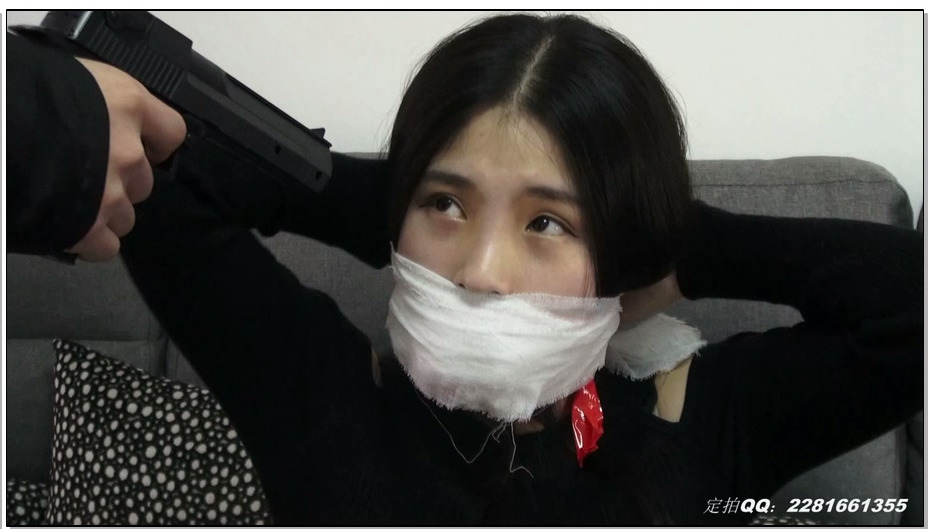 【灰鸟原创】二美女家中遇劫匪,被捆绑手脚,层层严密堵嘴