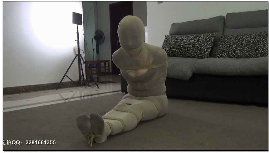 【灰鸟原创】丝袜女飞贼被擒记