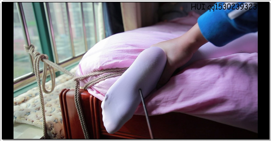 【HUI】尝试各种姿势的挠脚,白丝足控福利
