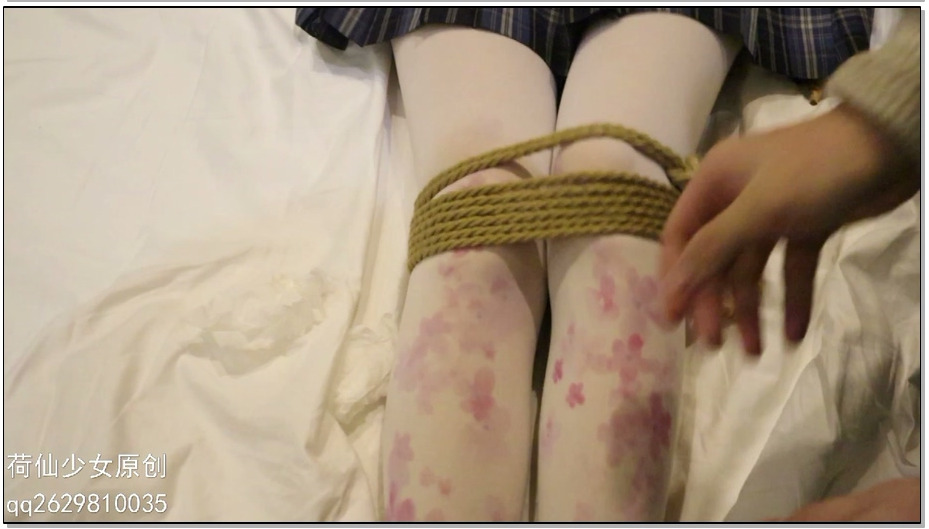 【荷仙美缚】浴缸里的优等生 学霸沐雪的紧缚放置tk，不停的摇头移动白丝玉足的的挣扎..