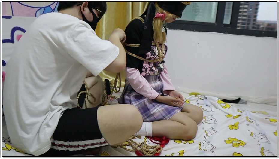 【荷仙美缚】不良少女驯服记 第一步捆起来带上口球项圈鞭子一阵调教不良少女就会乖乖…